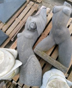 diverse soorten stenen sculpturen