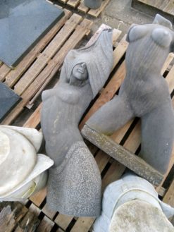 diverse soorten stenen sculpturen
